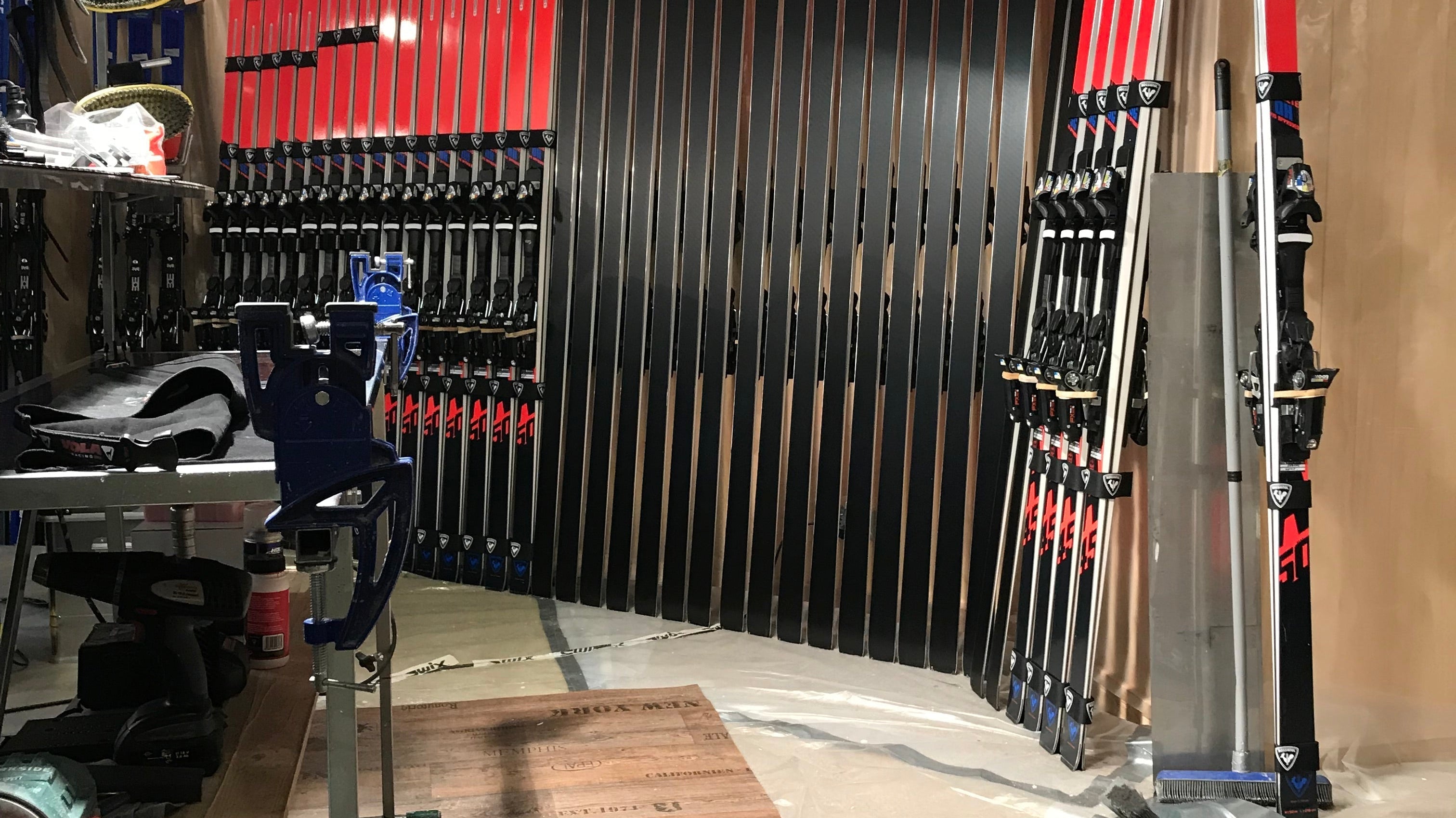 Wie sollte ein Arbeitsplatz zum Ski präparieren aussehen?