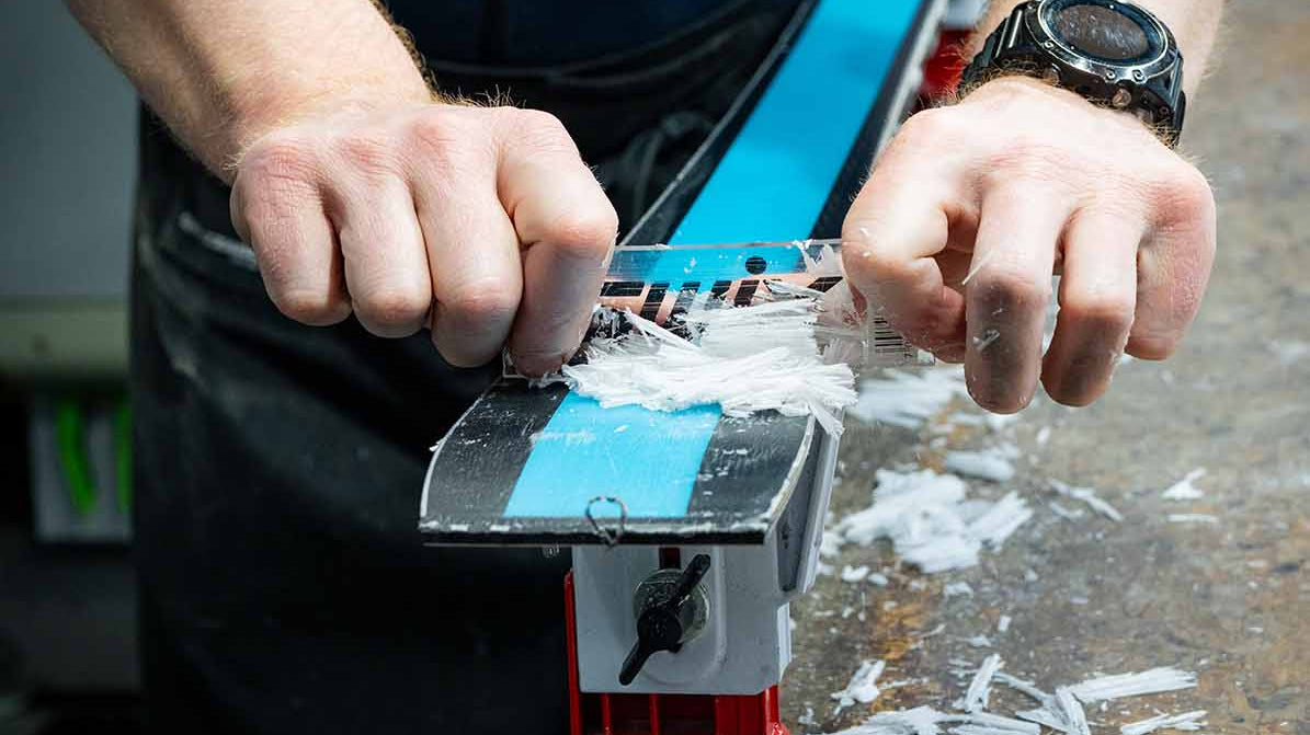 Ski richtig abziehen und ausbürsten – Profi-Tipps für perfekte Gleitfähigkeit