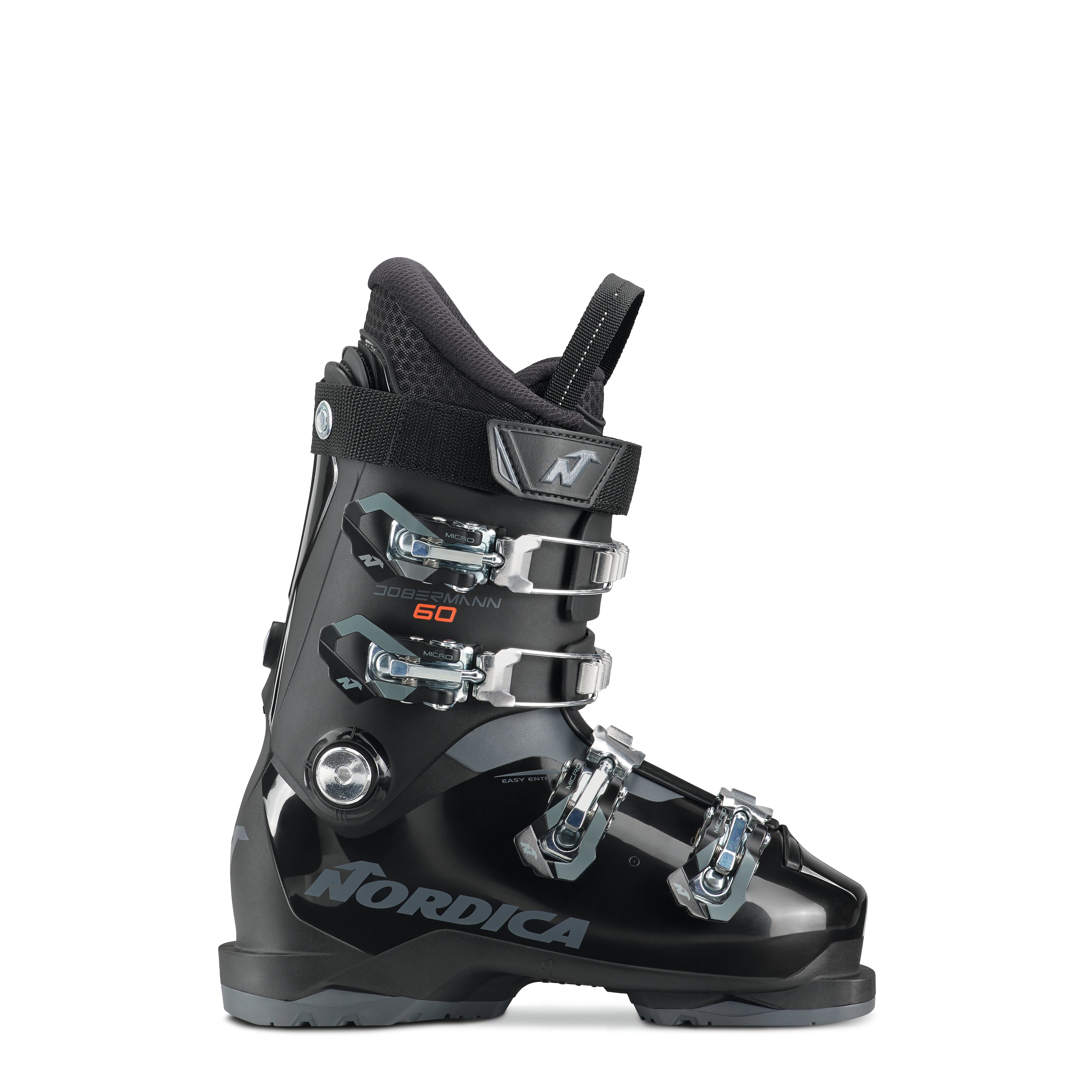 Ein schwarzer Nordica DOBERMANN GP 60 Junior Skischuh mit silbernen Schnallen, 60er Flex, hoher Knöchelmanschette und gepolsterter Zunge ist im Seitenprofil vor weißem Hintergrund abgebildet.