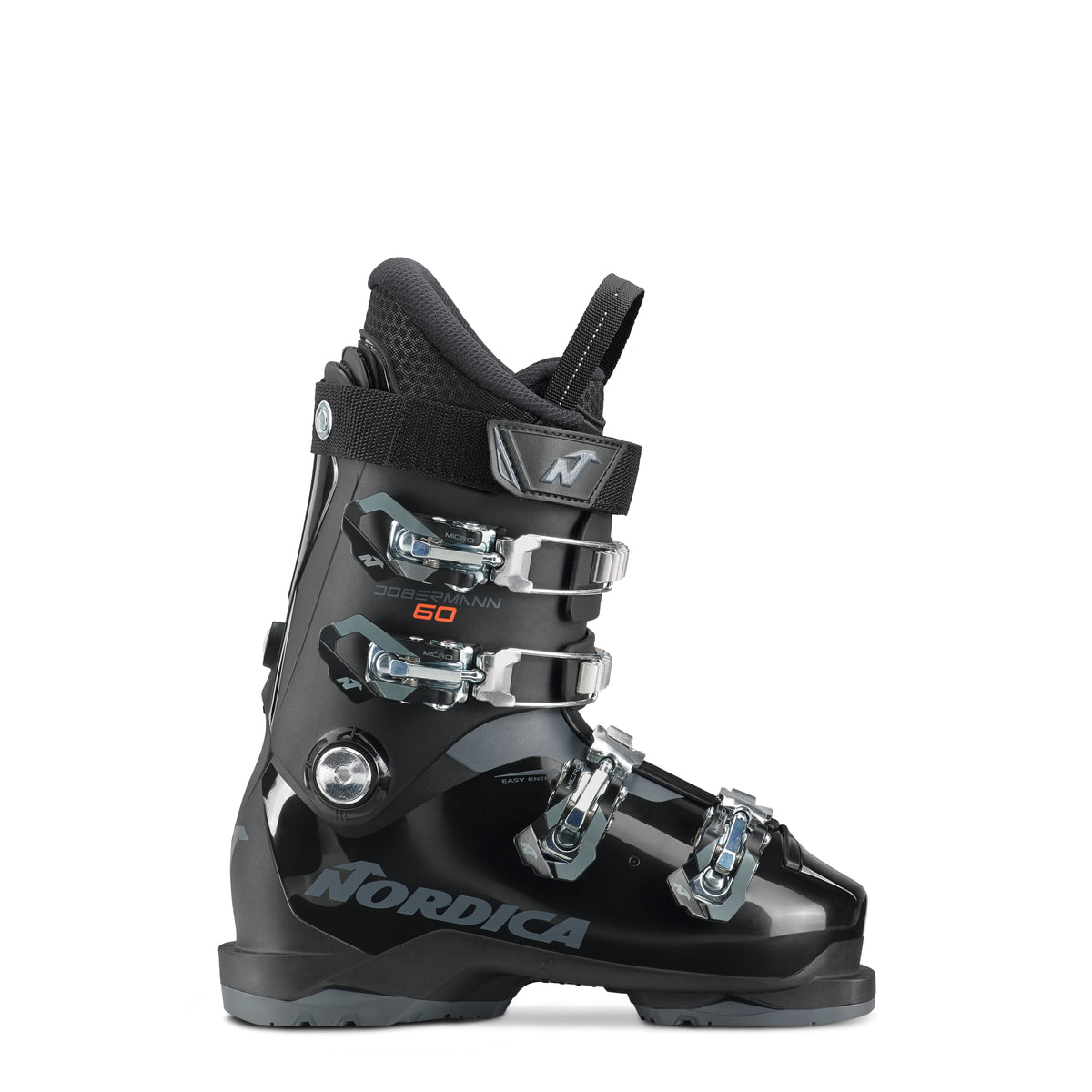 Ein schwarzer Nordica DOBERMANN GP 60 Junior Skischuh mit silbernen Schnallen, 60er Flex, hoher Knöchelmanschette und gepolsterter Zunge ist im Seitenprofil vor weißem Hintergrund abgebildet.