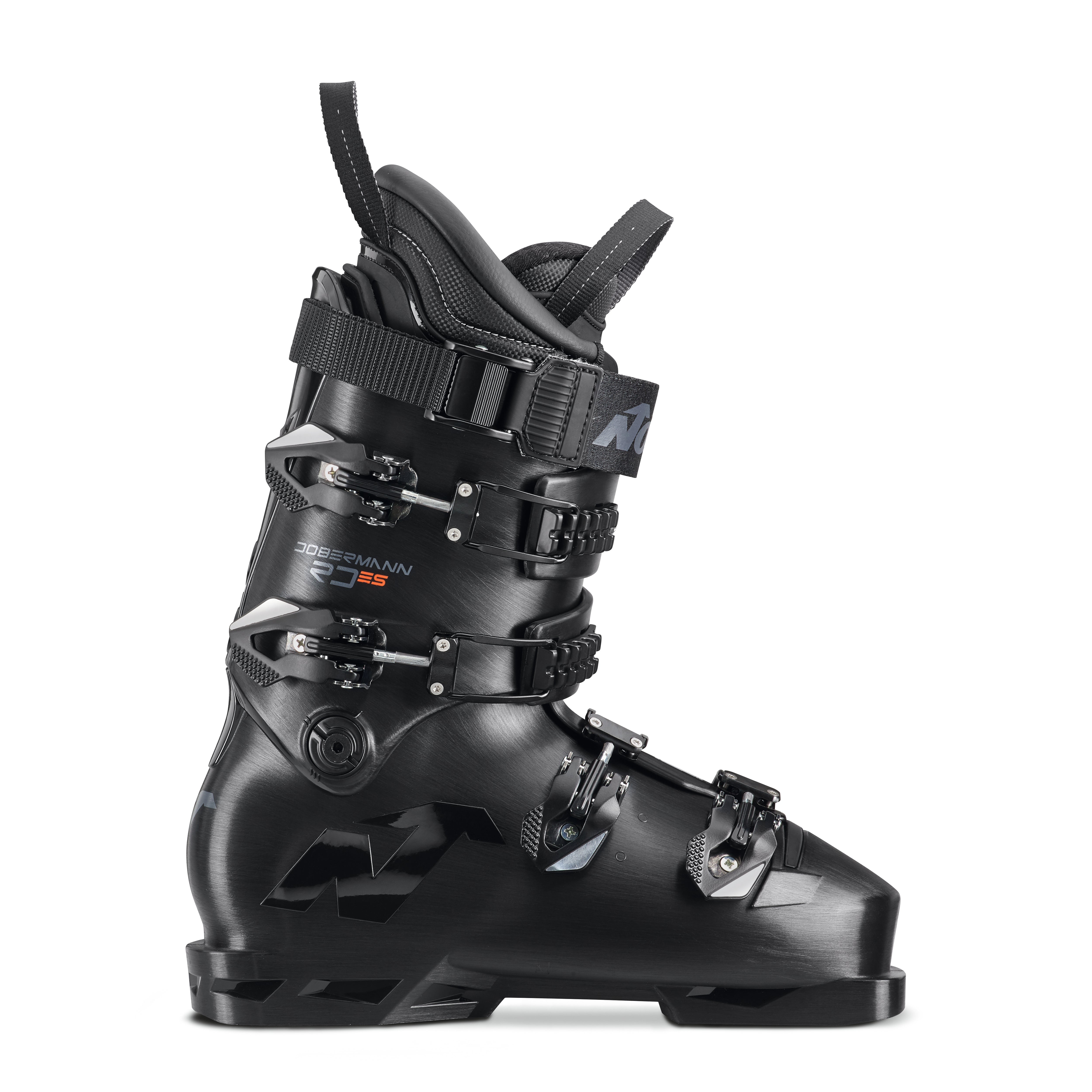 Der schwarze Nordica DOBERMANN 5 RD-ES Skischuh verfügt über mehrere verstellbare Schnallen, eine robuste Schale und eine gepolsterte Innenseite. Das Nordica-Logo und der Modellname sind seitlich angebracht und zeigen in der aufrechten Seitenansicht seine Weltcup-Zugehörigkeit.