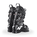 Ein Paar schwarze Nordica DOBERMANN 5 RD-93 EXTRA STIFF 2026/2027 Skischuhe mit silbernen Schnallen und weißem Branding stehen Rücken an Rücken auf einem hellen Hintergrund.