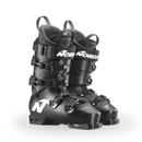 Ein Paar schwarze Nordica DOBERMANN 5 RD-93 STIFF 2026/2027 Rennstiefel mit weißen Logos, mehrfach verstellbaren Schnallen und gepolsterten Innenseiten, nebeneinander auf einem hellen Hintergrund dargestellt.