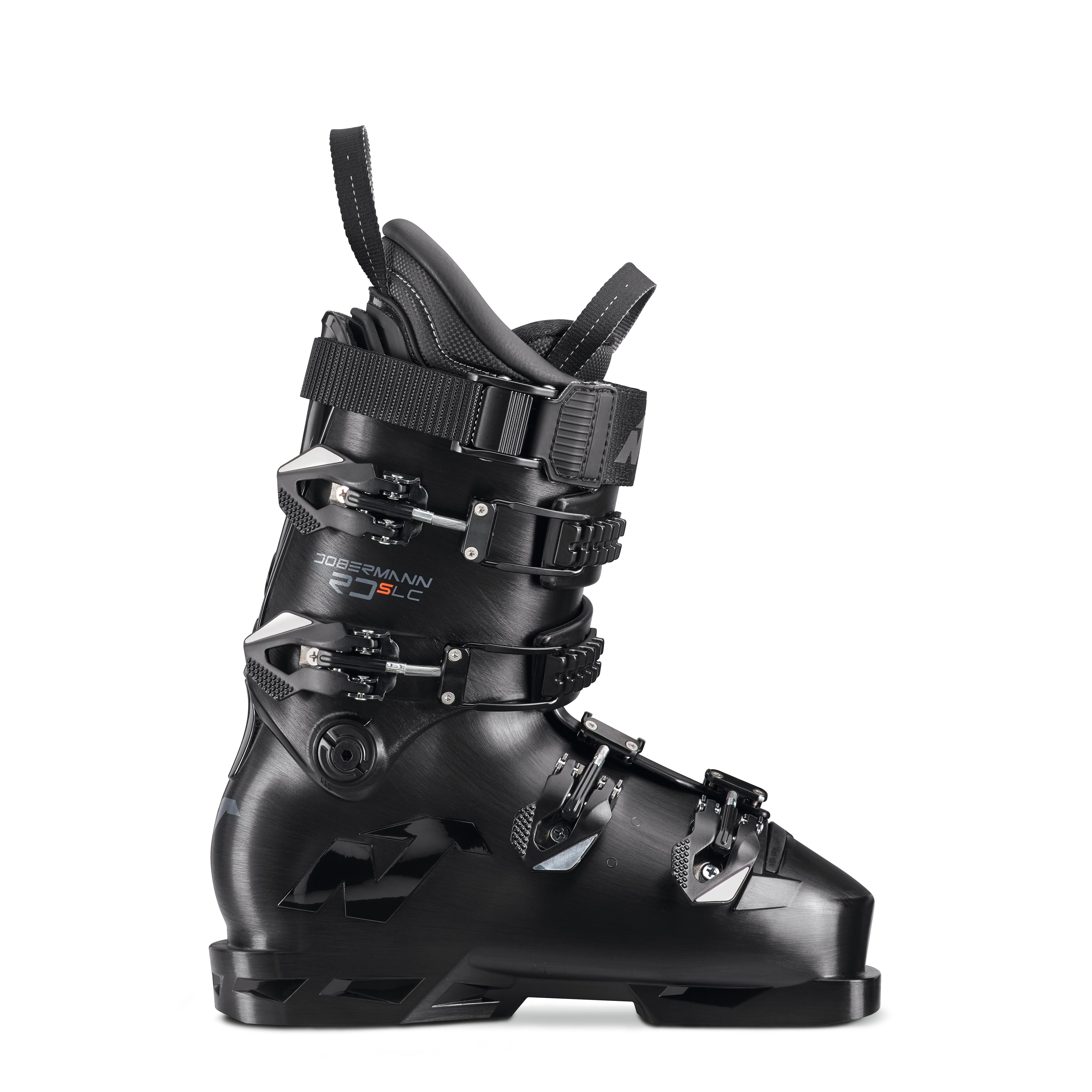 Der Nordica DOBERMANN 5 RD-SOFT L.C. BLACK Alpin-Skischuh verfügt über vier verstellbare Metallschnallen, einen Power Strap, geriffelte Details und das Nordica-Logo - ideal für Rennschuh-Fans.
