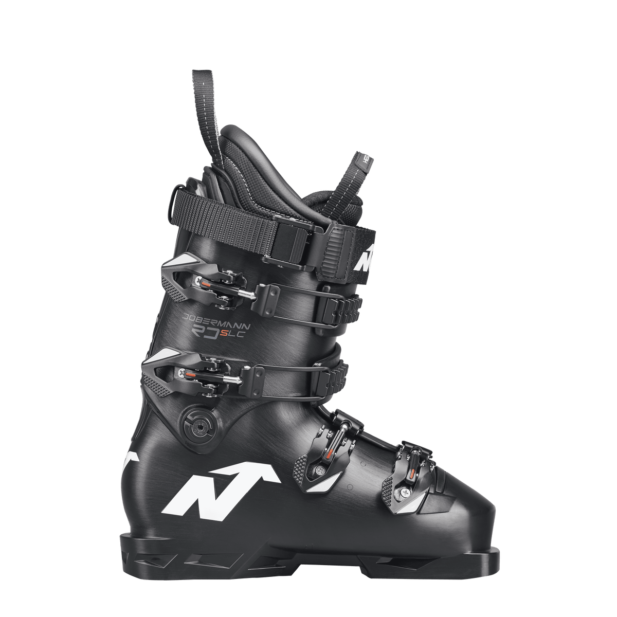 Der Nordica DOBERMANN 5 RD-93 SOFT L.C. 2026/2027 Race Boot in mattem Schwarz verfügt über vier Schnallen, einen Power Strap und auffällige weiße Logos an der Seite; im Profil vor weißem Hintergrund.