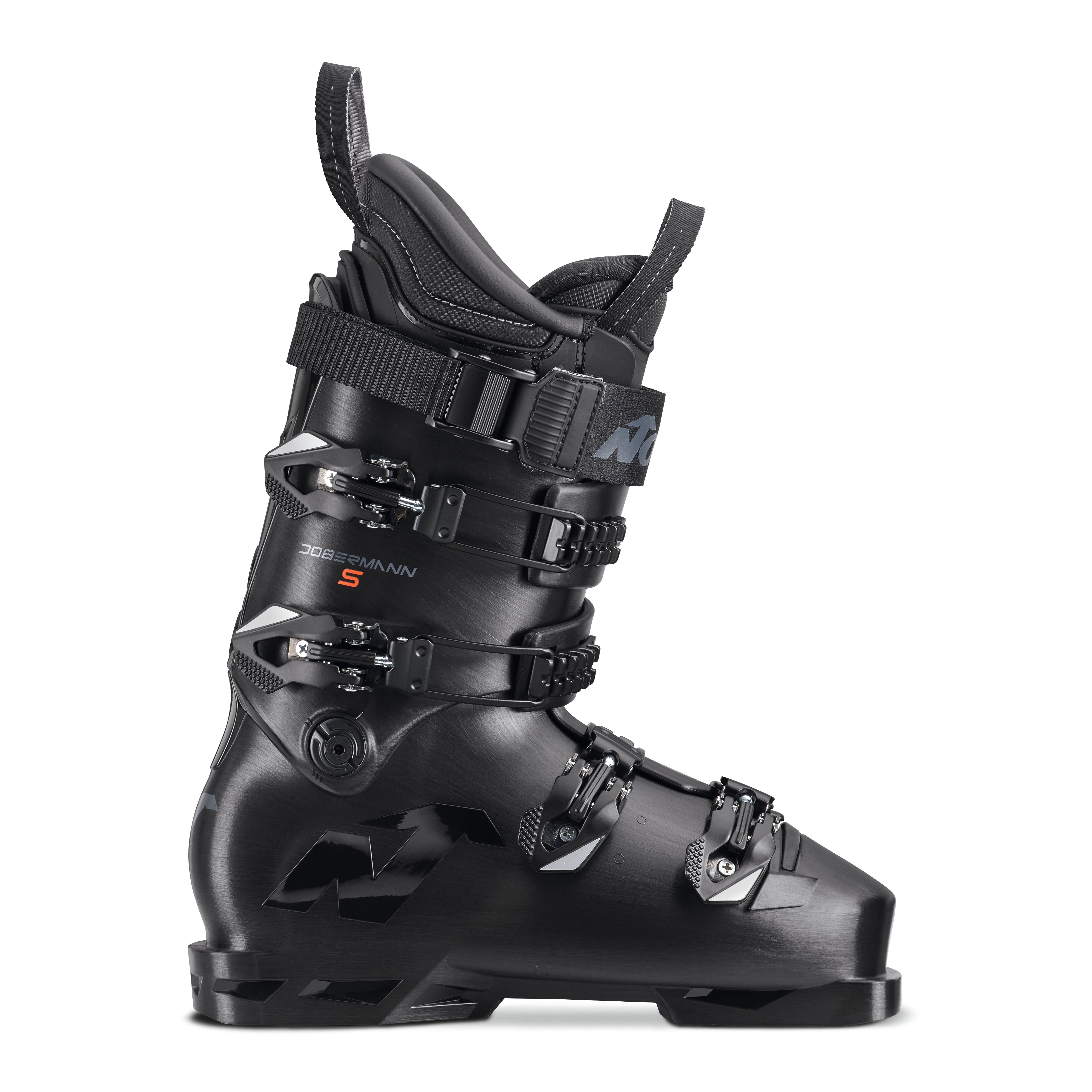 Der Nordica Dobermann 5 S (Stiff) Black Alpin-Skischuh verfügt über vier Schnallen, einen verstellbaren Power Strap und ein schlankes Seitenprofil mit dem Nordica-Logo - ideal für leistungsstarke Skifahrer, die einen steifen Schuh suchen.