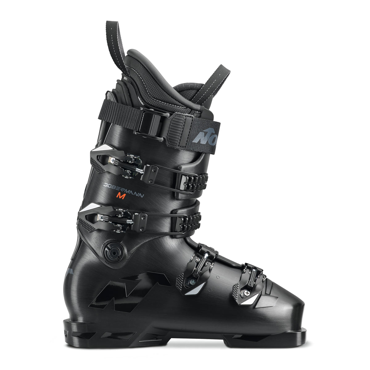 Der Nordica Dobermann 5 M (Medium) Black Skischuh verfügt über vier verstellbare Schnallen, einen oberen Klettverschluss, ein seitliches Branding und ein strukturiertes Design. Er ist im Seitenprofil vor einem weißen Hintergrund abgebildet.