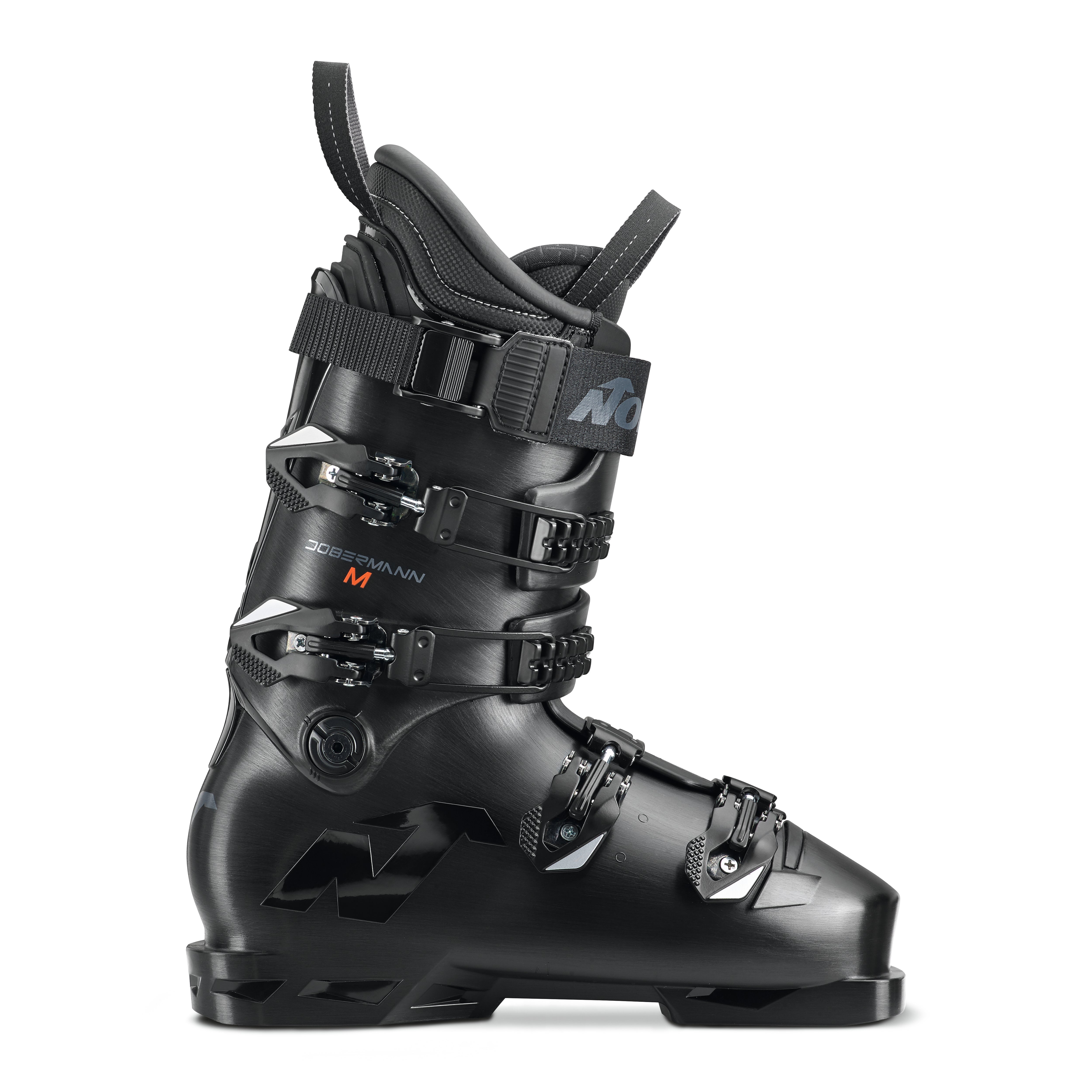 Der Nordica Dobermann 5 M (Medium) Black Skischuh verfügt über vier verstellbare Schnallen, einen oberen Klettverschluss, ein seitliches Branding und ein strukturiertes Design. Er ist im Seitenprofil vor einem weißen Hintergrund abgebildet.