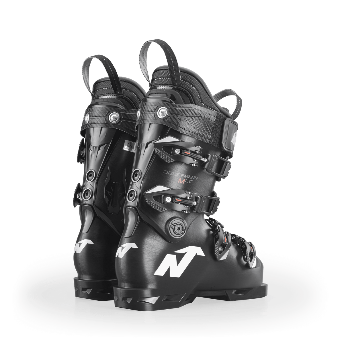 Ein Paar schwarze Nordica DOBERMANN 5 96 L.C. MEDIUM 2026/2027 Skischuhe mit silbernen Schnallen und weißen Logo-Akzenten, von hinten auf einem schlichten weißen Hintergrund.