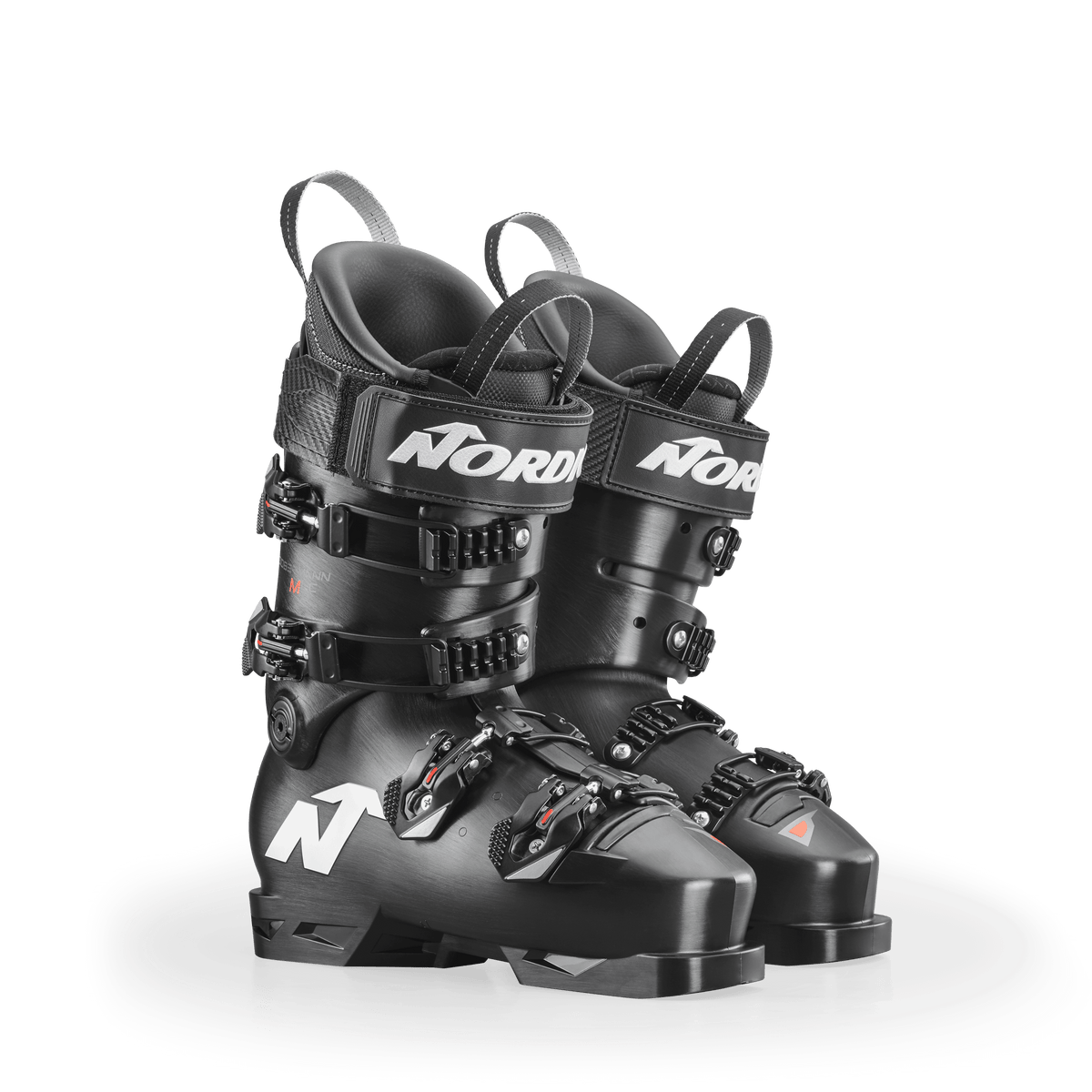 Ein Paar schwarze Nordica DOBERMANN 5 96 L.C. MEDIUM 2026/2027 Skischuhe mit vier verstellbaren Schnallen und weißem Nordica Branding, nebeneinander auf weißem Grund.