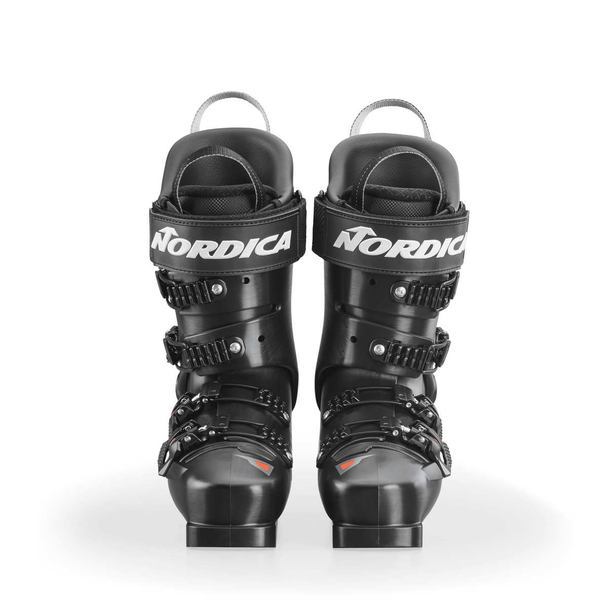 Ein Paar schwarze Nordica DOBERMANN 5 96 L.C. MEDIUM 2026/2027 Skischuhe, die von vorne gezeigt werden, mit mehreren Schnallen und weißen Nordica-Logos auf den Riemen, vor einem schlichten weißen Hintergrund.