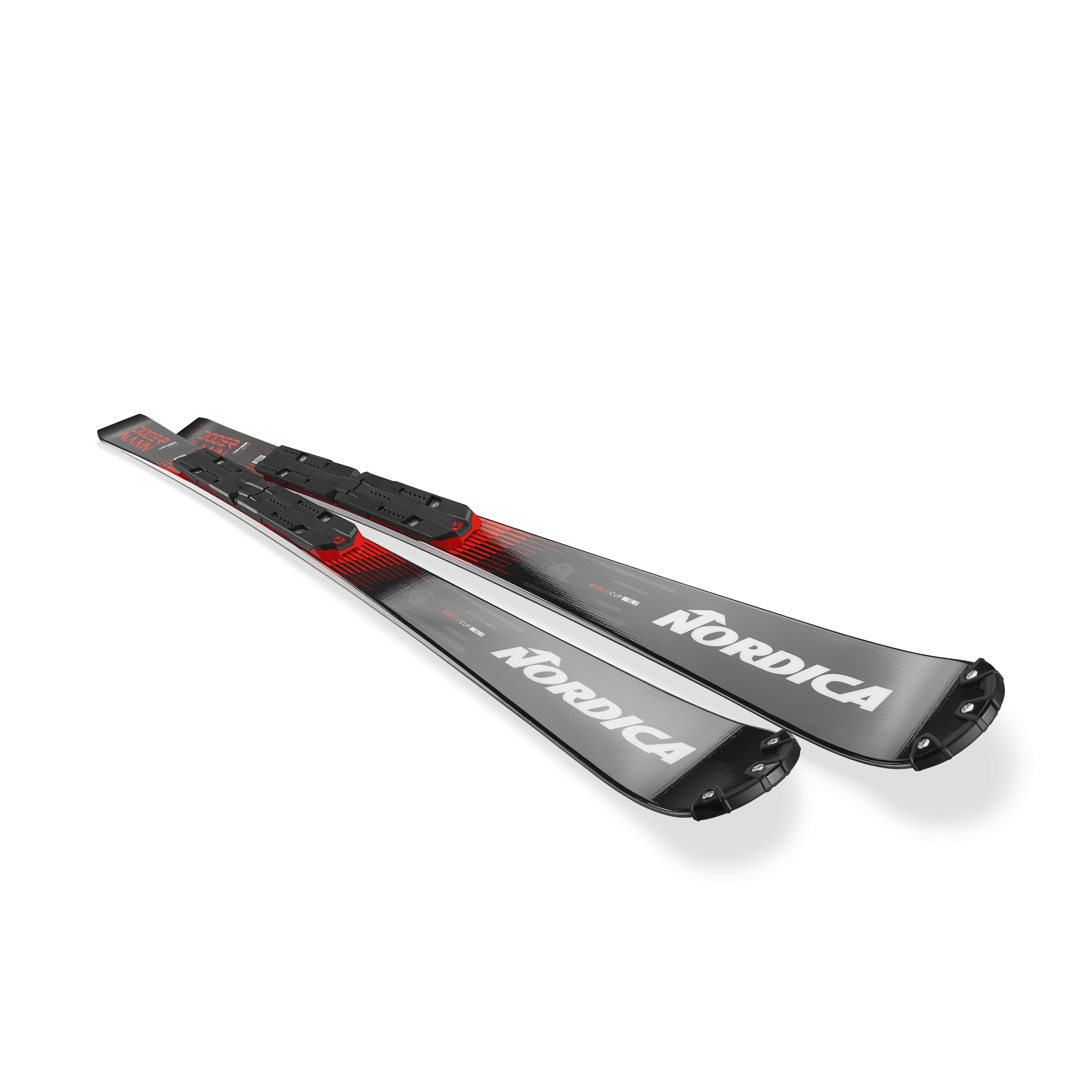 Ein Paar Nordica DOBERMANN SLJ PLATE 2026/2027 Skier von S.F. Sports, schwarz und rot mit Bindungen, nebeneinander auf weißem Untergrund. Erstellt für Nachwuchsrennsport, jeder Ski verfügt über ein weißes Nordica-Logo.