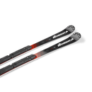Ein Paar Nordica DOBERMANN SLJ PLATE 2026/2027 Junior-Slalom-Ski mit schwarzem, rotem und weißem Design, weißem Nordica-Logo in der Nähe der Spitzen und angebrachten schwarzen Bindungen - ideal für den Nachwuchsrennsport - auf einem schlichten weißen Hintergrund.