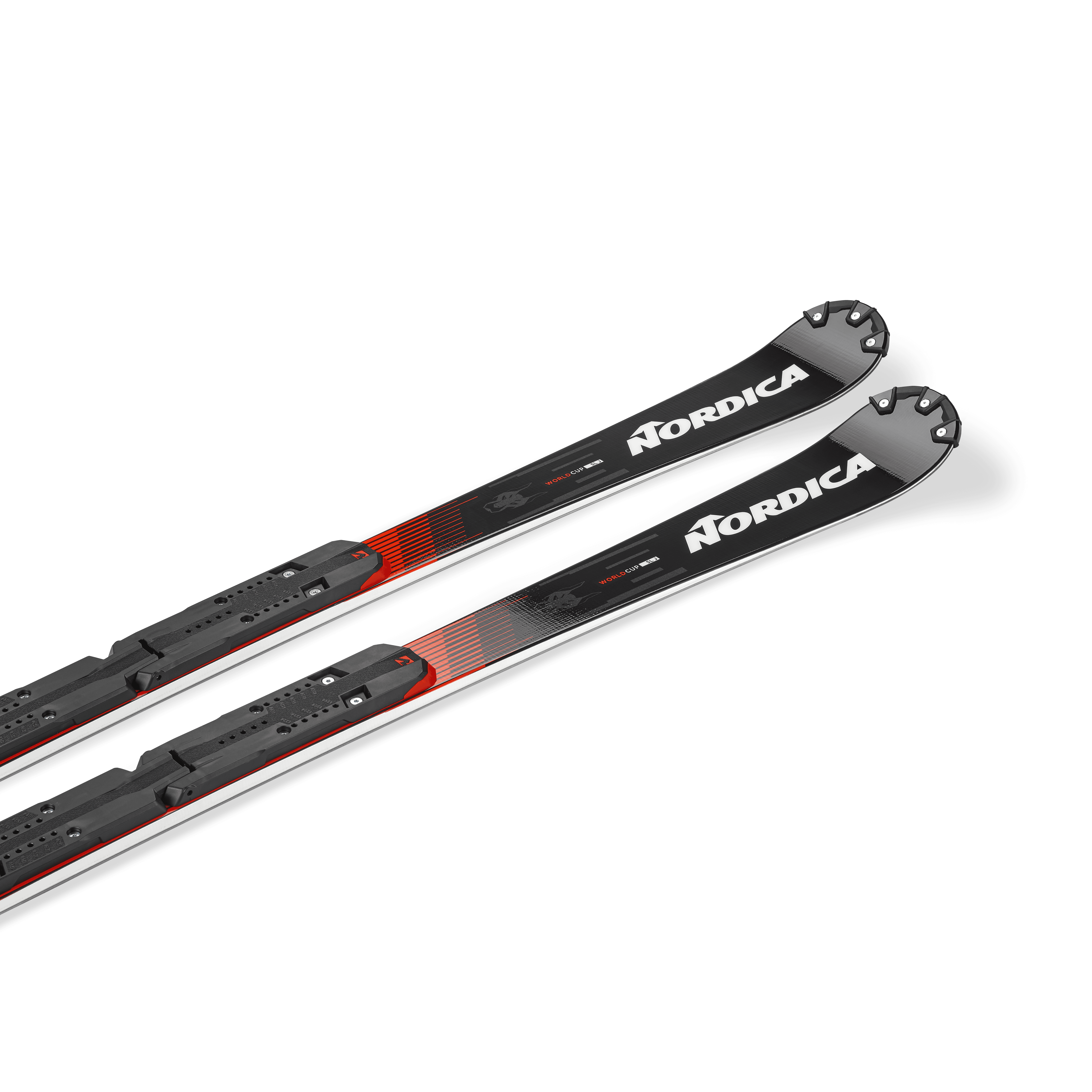 Ein Paar schwarz-rote S.F. Sports Nordica DOBERMANN SLJ PLATE 2026/2027 Skier mit Bindung, diagonal auf weißem Grund - ideale Junior Slalom Skier für Nachwuchsrennsportler.