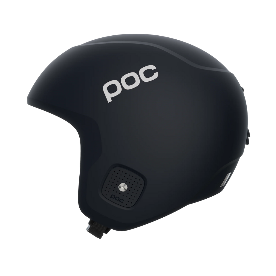 Der POC Skull Dura JR von POC Sports ist ein mattschwarzer Ski- oder Snowboardhelm für Kinder mit weißem POC-Logo, integriertem Lautsprecher am Ohr und sicherem Race Lock-System (von der Seite).