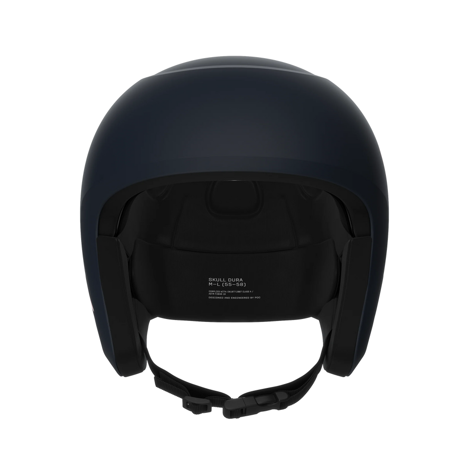 Ein mattschwarzer POC Sports POC Skull Dura JR Helm von vorne gesehen, mit offenem Gesicht, gepolsterter Innenseite und einem befestigten Kinnriemen mit Sicherheitsschnalle.