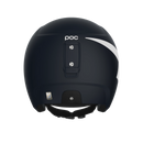 Rückansicht eines schwarzen POC Sports Skull Dura JR Helms mit Race Lock, weißem Streifen auf der rechten Seite, zentralem Befestigungspunkt und sichtbarem Kinnriemen.