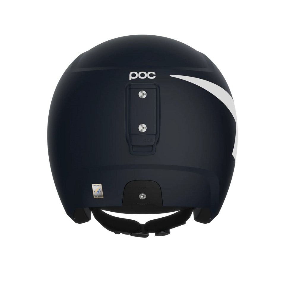 Rückansicht eines schwarzen POC Sports Skull Dura JR Helms mit Race Lock, weißem Streifen auf der rechten Seite, zentralem Befestigungspunkt und sichtbarem Kinnriemen.