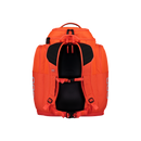 Der POC Sports POC Race Backpack 70L hat ein leuchtend orangefarbenes Design, gepolsterte schwarze Schultergurte, Brust- und Hüftschnallen und Seitenfächer. Der weiße Hintergrund hebt die Details am Rücken und an den Gurten des Rucksacks hervor.