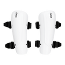 Ein Paar weiße POC Sports Forearm Classic Jr Schienbeinschützer mit schwarzen, verstellbaren Riemen, entwickelt für den Schutz der Beine bei Sportarten wie Skirennsport, nebeneinander auf einem einfarbigen Hintergrund dargestellt.