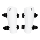 Ein Paar weiße POC Sports Forearm Classic Jr Schienbeinschützer mit schwarzen, verstellbaren Riemen, entwickelt für den Schutz der Beine bei Sportarten wie Skirennsport, nebeneinander auf einem einfarbigen Hintergrund dargestellt.