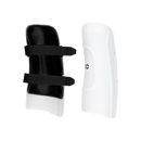 Zwei weiße POC Sports Shins Classic Jr Schienbeinschützer mit schwarzen elastischen Bändern, hier auf der Vorder- und Rückseite, bieten Hartschalen-Schienbeinschutz für Kinderbeine bei Sportarten wie Fußball, Cricket oder Skirennen.