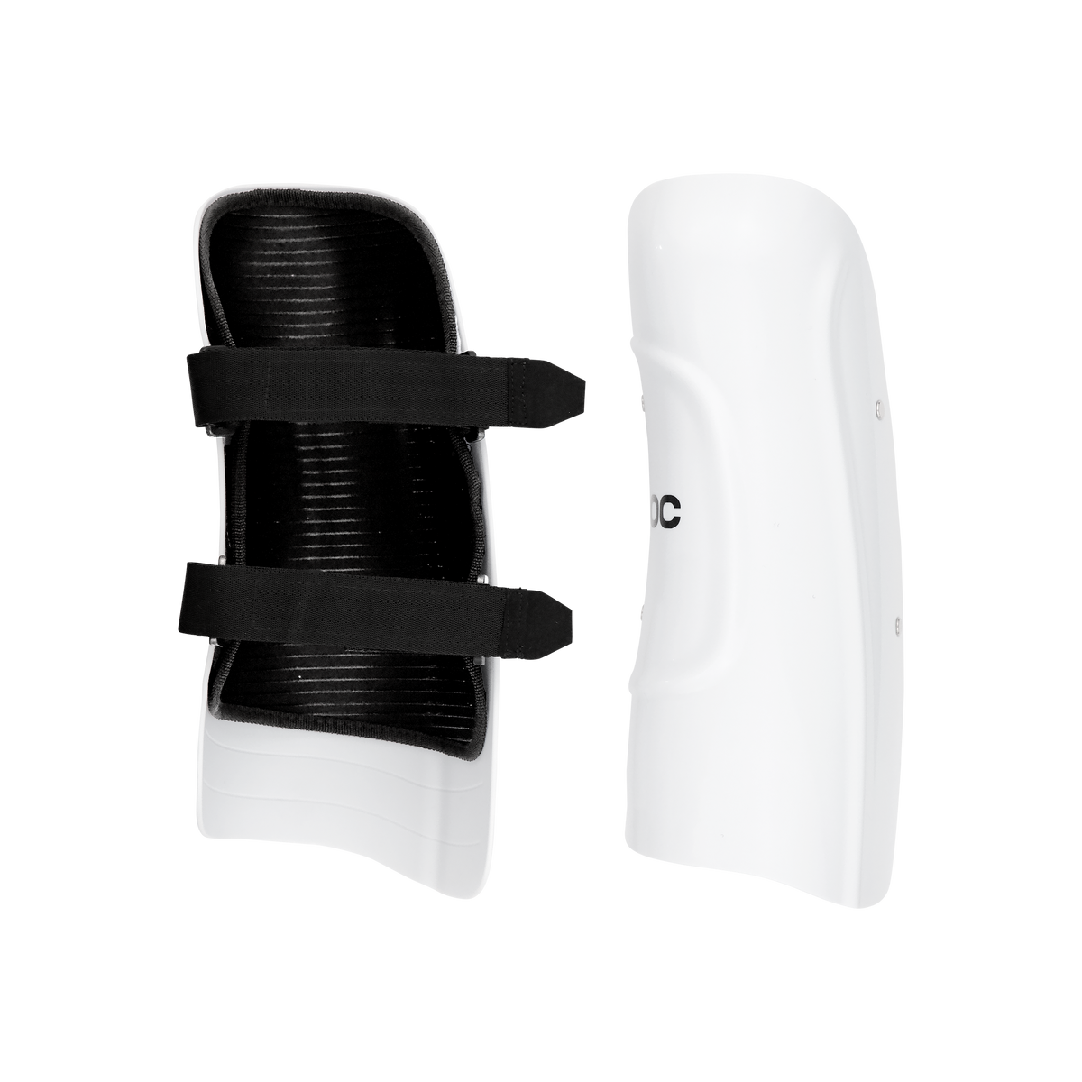 Zwei weiße POC Sports Shins Classic Jr Schienbeinschützer mit schwarzen elastischen Bändern, hier auf der Vorder- und Rückseite, bieten Hartschalen-Schienbeinschutz für Kinderbeine bei Sportarten wie Fußball, Cricket oder Skirennen.