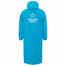 Der Head Rain Coat Junior blau 2026/2027 von Head, von hinten gesehen, hat eine Kapuze und "WORLD CUP REBELS" in weiß unter gekreuzten Skiern - ideal als wetterfester Kindermantel für junge Rennfahrer.