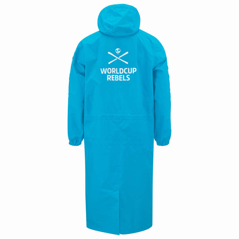 Der HEAD Rain Coat Junior blau 2026/2027 ist ein wetterfester Kindermantel mit Kapuze, der auf der Rückseite den Schriftzug WORLD CUP REBELS" und eine weiße Grafik mit gekreuzten Skiern und einem Totenkopf zeigt - ideal für sportliche Abenteuer.