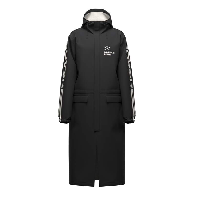 Der HEAD Rain Coat schwarz 2026/2027 ist ein langer schwarzer Regenmantel mit Kapuze, weißen HEAD-Logos auf den Ärmeln, WORLD CUP REBELS-Logo auf der Brust, Fronttaschen und einem durchgehenden Reißverschluss.