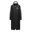 Der Head Rain Coat Junior schwarz 2026/2027 hat World Cup Rebels und HEAD-Logos auf Brust und Ärmeln, zwei große Vordertaschen und einen durchgehenden Reißverschluss. Dieser wasserdichte Mantel von Head ist auf einem weißen Hintergrund abgebildet.