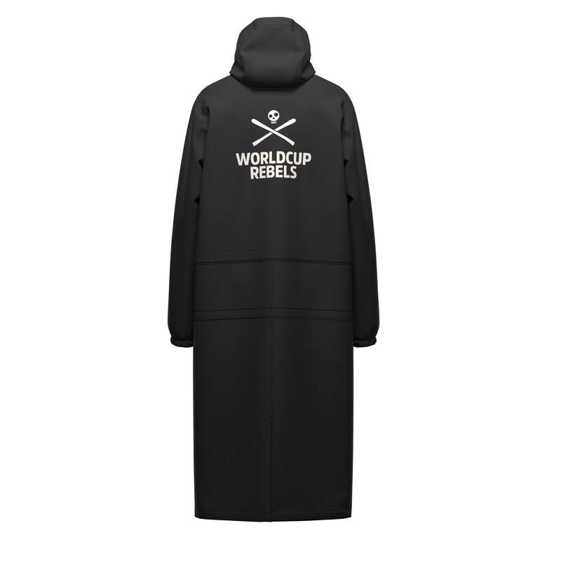 Der HEAD Rain Coat Junior schwarz 2026/2027 ist ein langer, schwarzer, wasserdichter Mantel mit Kapuze und einem weißen Totenkopf mit gekreuzten Skiern über dem Schriftzug WORLDCUP REBELS" auf dem Rücken.