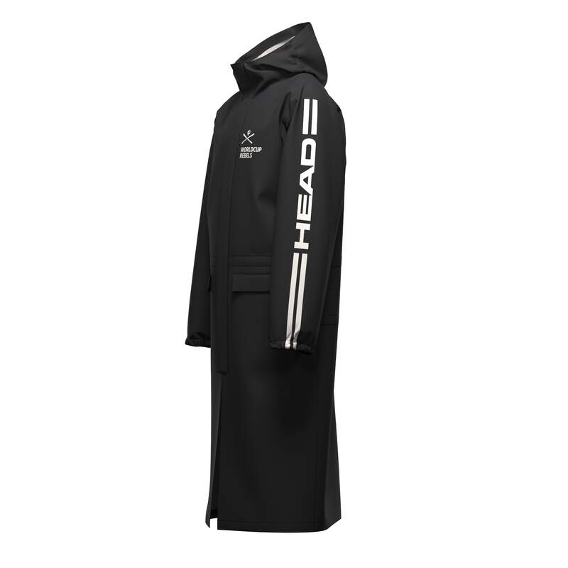 Der Head Rain Coat Junior schwarz 2026/2027 von HEAD ist ein schwarzer, langer Regenmantel für Kinder mit Kapuze, zwei Vordertaschen und weißem HEAD-Branding - "HEAD" erscheint vertikal auf dem rechten Ärmel; Logo/Text-Detail auf der linken Brust. Abgebildete Seitenansicht.