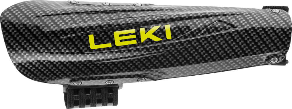 Ein schwarz-grauer Carbonfaser-Skistockschutz mit strukturiertem Finish und gelbem Leki-Branding, ideal für den alpinen Rennsport. Kommt mit einem schwarzen verstellbaren Riemen und Metallnieten, passend zur Qualität des LEKI Forearm Protector - Zuverlässiger Unterarmschutz.