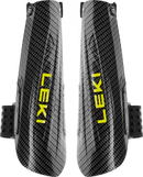 Der LEKI Forearm Protector - Zuverlässiger Unterarmschutz für den Rennsport von Leki ist ein schwarzes Carbonfaserpaar mit strukturiertem Design und gelbem, vertikalem Leki-Logo, perfekt für den alpinen Rennsport und den Schutz beim Riesenslalom.