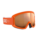 Die POC Sports POCito Opsin Kinder-Skibrille hat einen leuchtend orangefarbenen Rahmen, breite, reflektierende Gläser, ein verstellbares Band mit "POC Itto"-Logo und ein schwarzes Nasenpad für Komfort und sportlichen, modernen Stil.