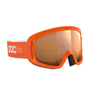 Die POC Sports POCito Opsin Kinder-Skibrille hat einen leuchtend orangefarbenen Rahmen, breite, reflektierende Gläser, ein verstellbares Band mit "POC Itto"-Logo und ein schwarzes Nasenpad für Komfort und sportlichen, modernen Stil.