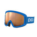 Die POC Sports POCito Opsin blue Kinder-Skibrille hat hellorange getönte, teilweise sonnenreflektierende Gläser und ein weißes POC-Logo auf dem Seitenband, das vor einem schlichten hellen Hintergrund abgebildet ist.