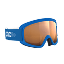 Die POC Sports POCito Opsin Kinder-Skibrille mit blauem Rahmen, reflektierenden Gläsern in Partly Sunny Light Orange und einem Band mit weißem Logo ist auf einem schlichten weißen Hintergrund zu sehen.