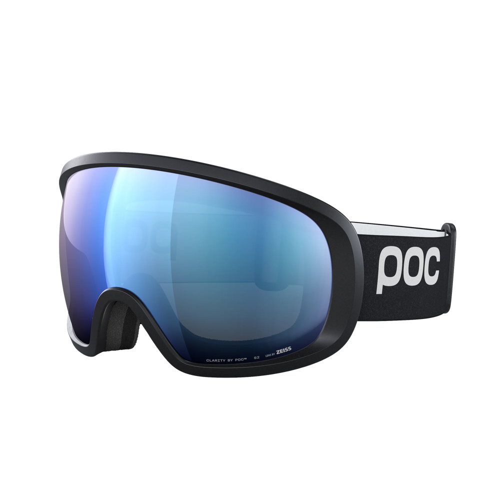 Ein Paar schwarze POC Sports Fovea Skibrillen mit blauen, reflektierenden Gläsern mit Clarity-Technologie und einem verstellbaren schwarzen Band mit weißem POC-Logo.