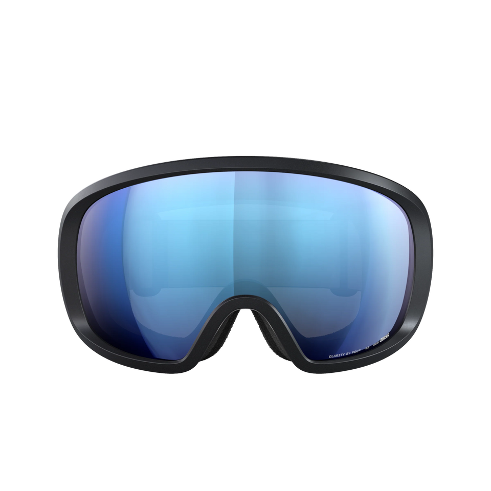 Eine POC Sports POC Fovea Schwimmbrille mit Clarity Technology, schwarzem Rahmen und blau getönten, reflektierenden Gläsern ist nach vorne gerichtet vor einem schlichten weißen Hintergrund abgebildet.