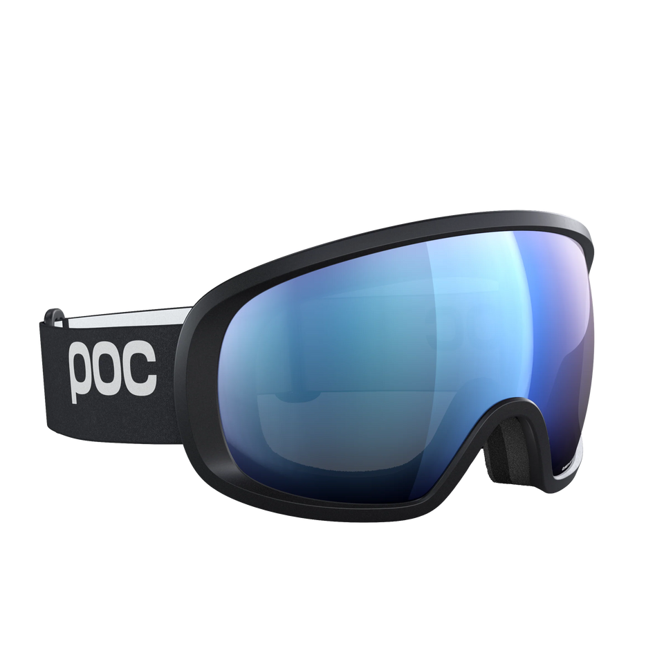 Eine schwarze POC Fovea Schwimmbrille von POC Sports mit einer breiten, reflektierenden blauen Clarity-Scheibe und "POC" in Weiß auf dem verstellbaren Band.