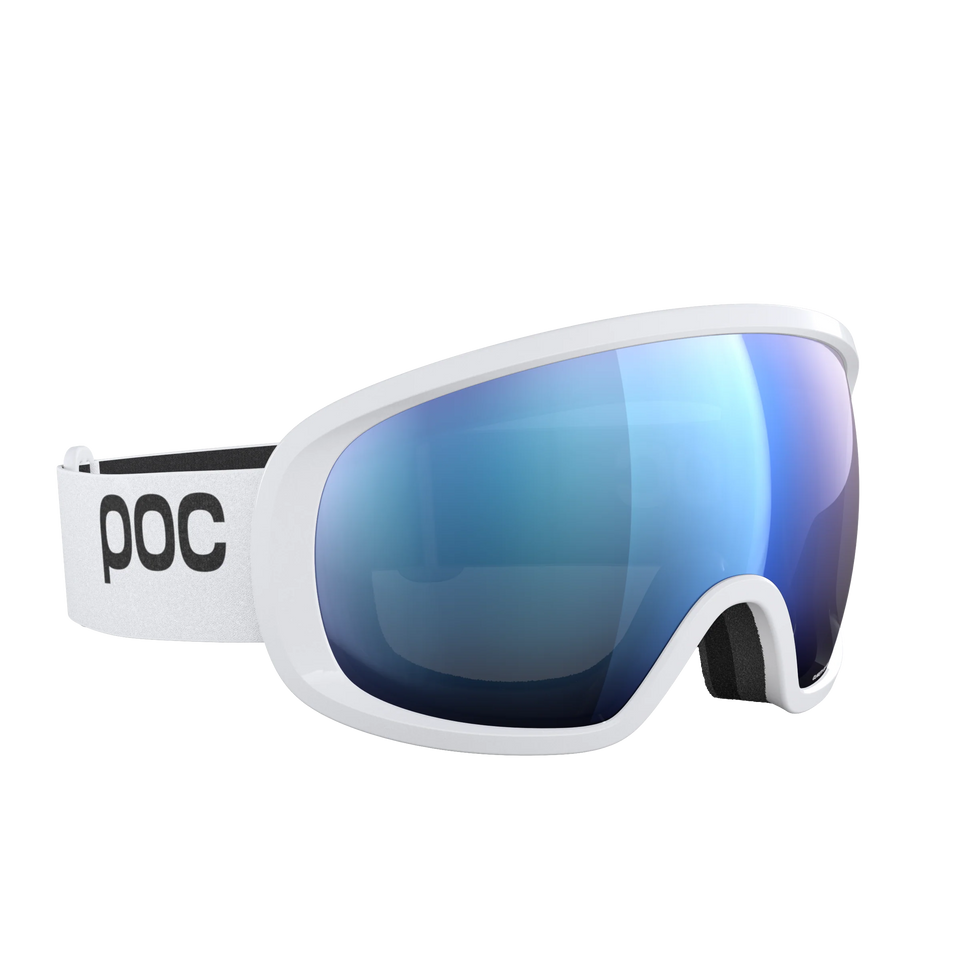 Die POC Sports Fovea Skibrille hat einen weißen Rahmen, blaue Clarity Gläser und einen schwarzen Nasensteg aus Schaumstoff. Auf dem weißen Band steht in fetten schwarzen Buchstaben "POC". Vor einem schlichten weißen Hintergrund.