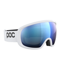 Die POC Sports Fovea Skibrille hat einen weißen Rahmen, blaue Clarity Gläser und einen schwarzen Nasensteg aus Schaumstoff. Auf dem weißen Band steht in fetten schwarzen Buchstaben "POC". Vor einem schlichten weißen Hintergrund.