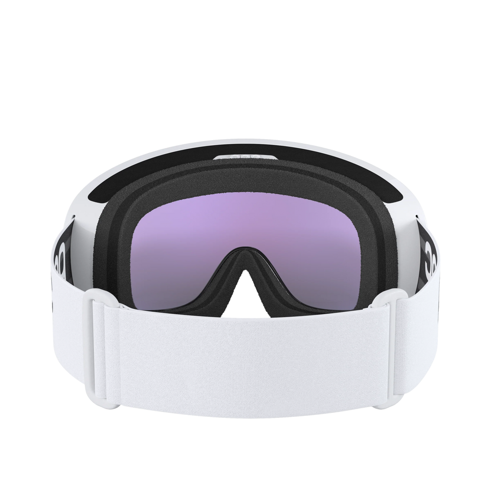 Die POC Sports Fovea Skibrille hat einen weißen Rahmen, lila getönte Clarity-Gläser, eine sichtbare schwarze Schaumstoffpolsterung und ein breites weißes, verstellbares Gummiband.