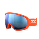 Die POC Sports Fovea Skibrille hat eine breite, reflektierende blaue Clarity-Scheibe und ein elastisches, orangefarbenes Band mit weißem POC-Logo auf weißem Hintergrund.