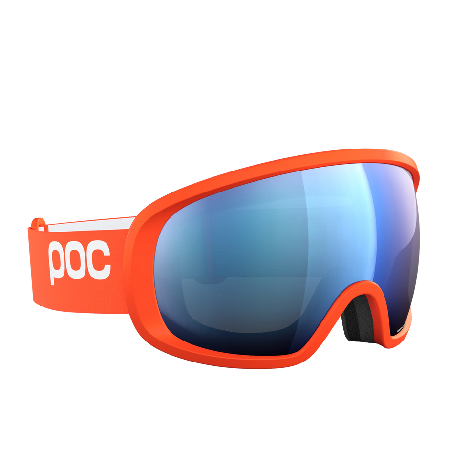 Die POC Sports Fovea Skibrille verfügt über die Clarity-Technologie, eine reflektierende blaue Scheibe und den Schriftzug "poc" in Weiß auf dem verstellbaren Band, das vor einem schlichten weißen Hintergrund steht.