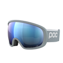 Eine POC Sportbrille Fovea mit Clarity-Gläsern, mit hellblauen, reflektierenden Gläsern, grauem Rahmen und grauem Band mit weißem POC-Logo, abgebildet auf weißem Hintergrund.