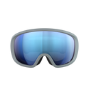 Vorderansicht der POC Sports Fovea Skibrille mit hellgrauem Rahmen und blau getönten, reflektierenden Clarity-Gläsern, dargestellt auf einem einfarbig weißen Hintergrund.