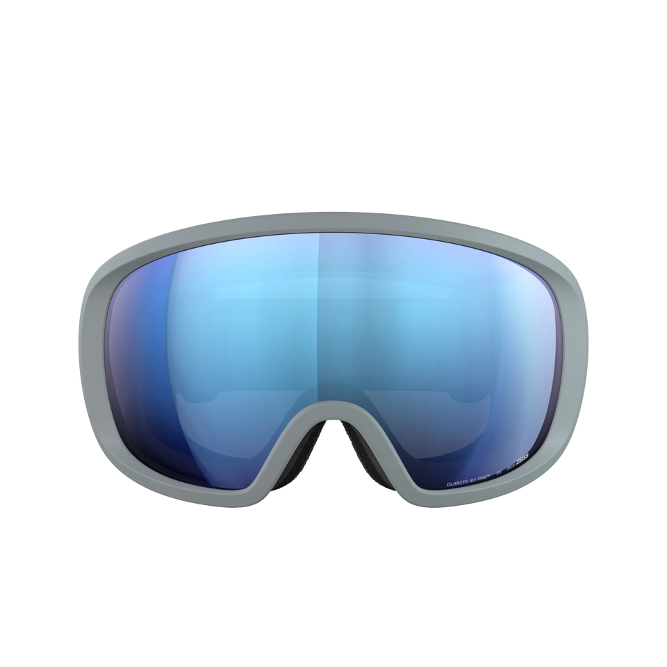 Vorderansicht der POC Sports Fovea Skibrille mit hellgrauem Rahmen und blau getönten, reflektierenden Clarity-Gläsern, dargestellt auf einem einfarbig weißen Hintergrund.